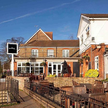 Sunday London Staines-Upon-Thames Heathrow T5 Hotel Buitenkant foto