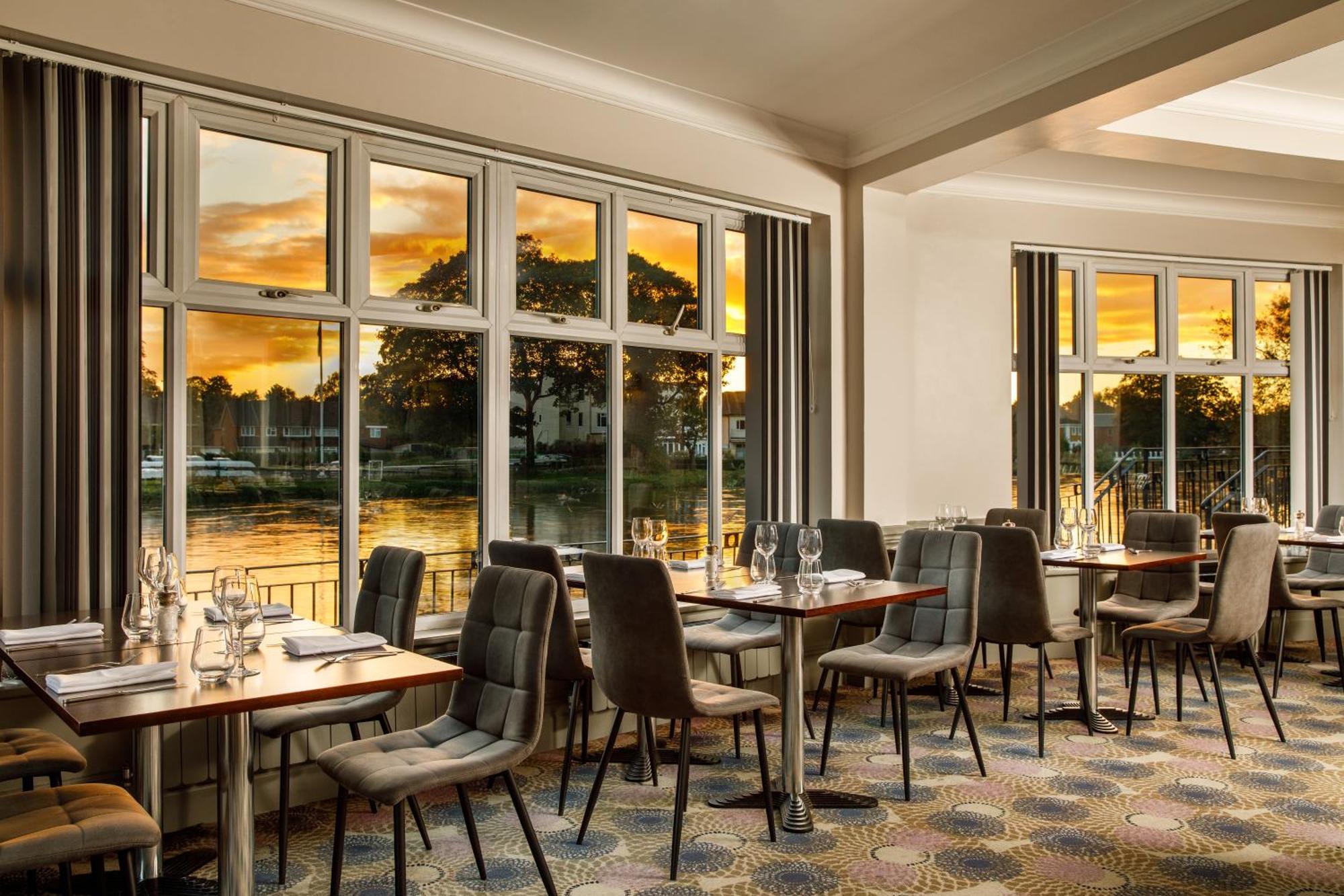 Sunday London Staines-Upon-Thames Heathrow T5 Hotel Buitenkant foto