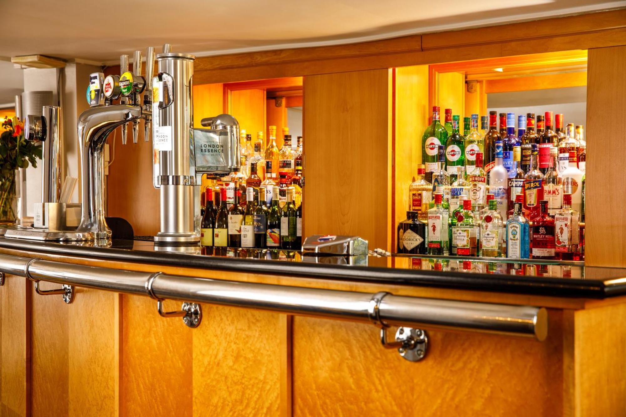 Sunday London Staines-Upon-Thames Heathrow T5 Hotel Buitenkant foto