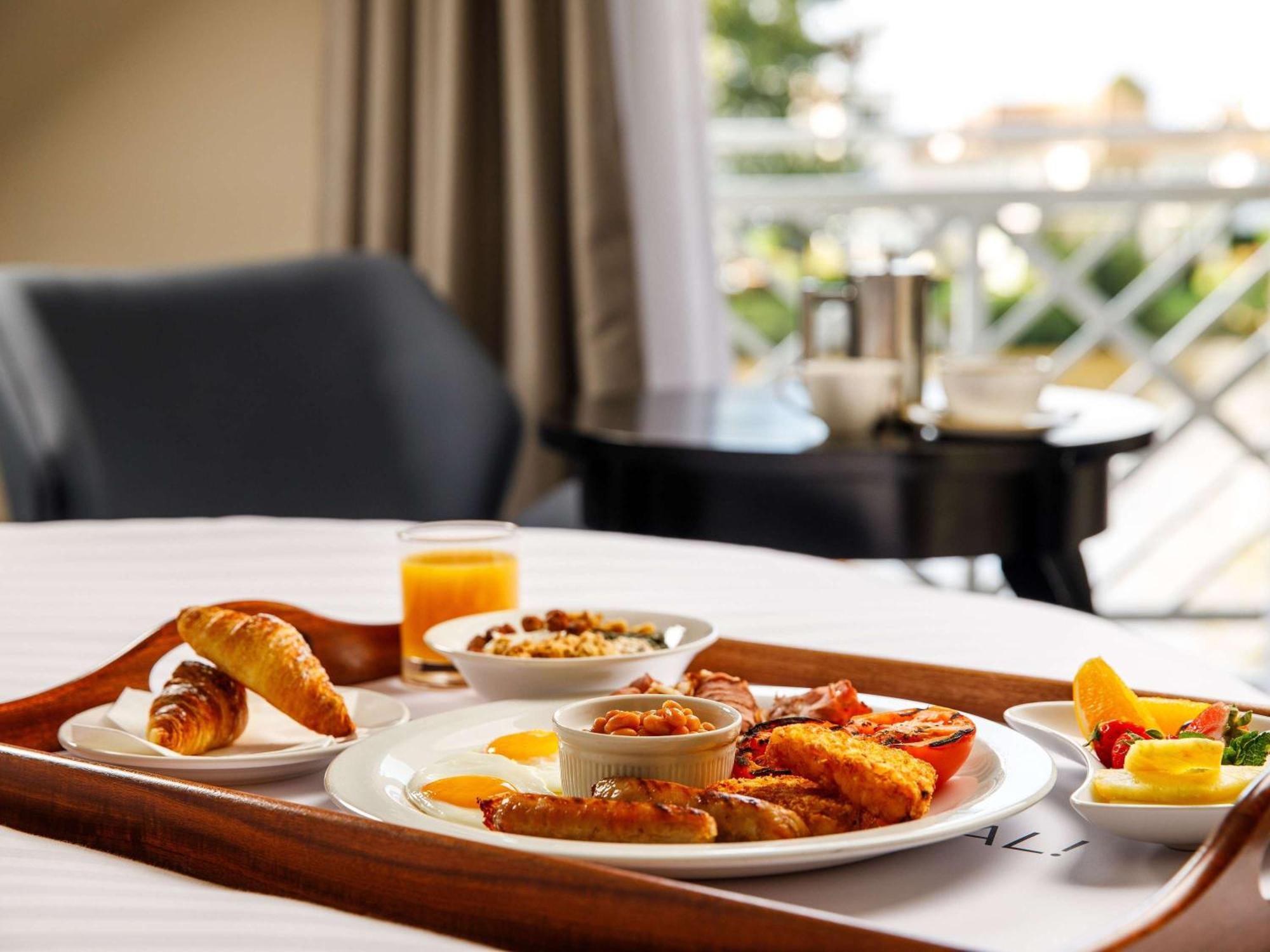 Sunday London Staines-Upon-Thames Heathrow T5 Hotel Buitenkant foto