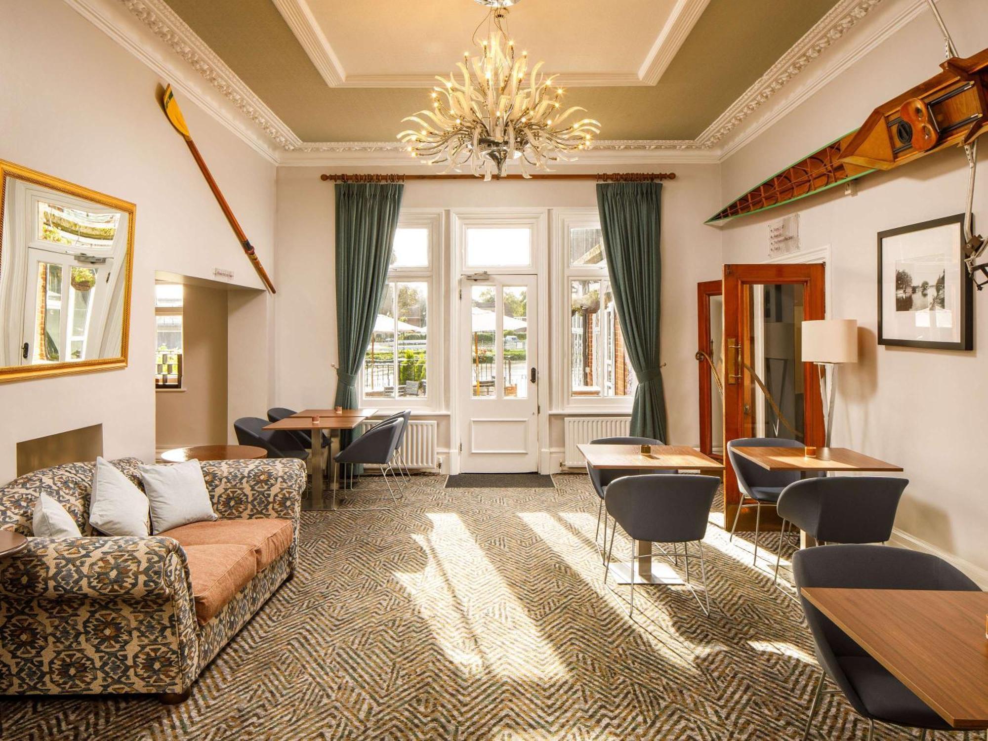 Sunday London Staines-Upon-Thames Heathrow T5 Hotel Buitenkant foto