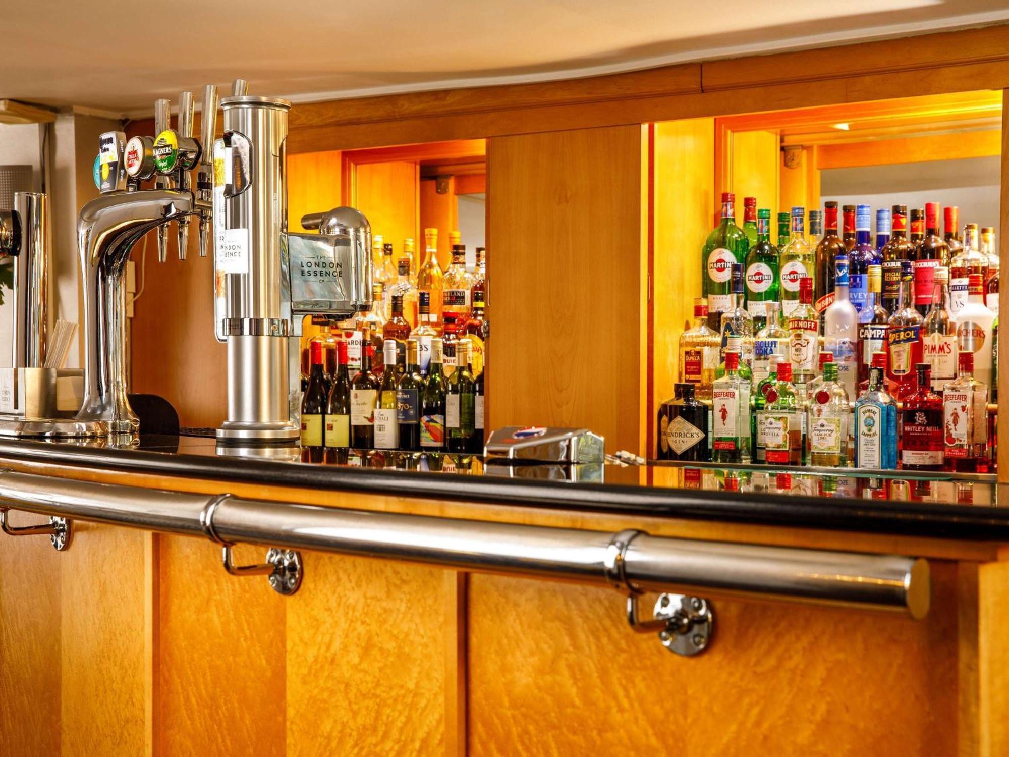 Sunday London Staines-Upon-Thames Heathrow T5 Hotel Buitenkant foto
