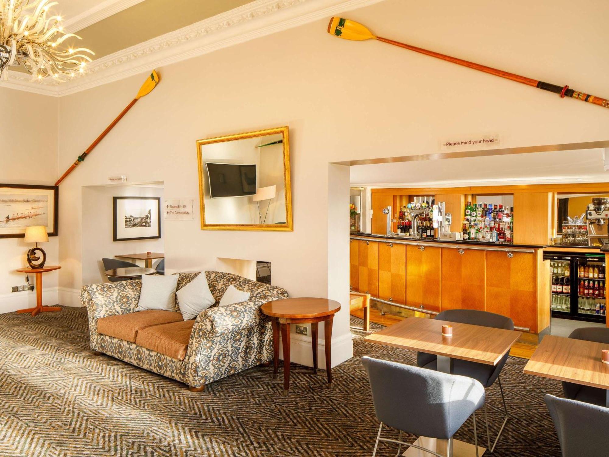 Sunday London Staines-Upon-Thames Heathrow T5 Hotel Buitenkant foto