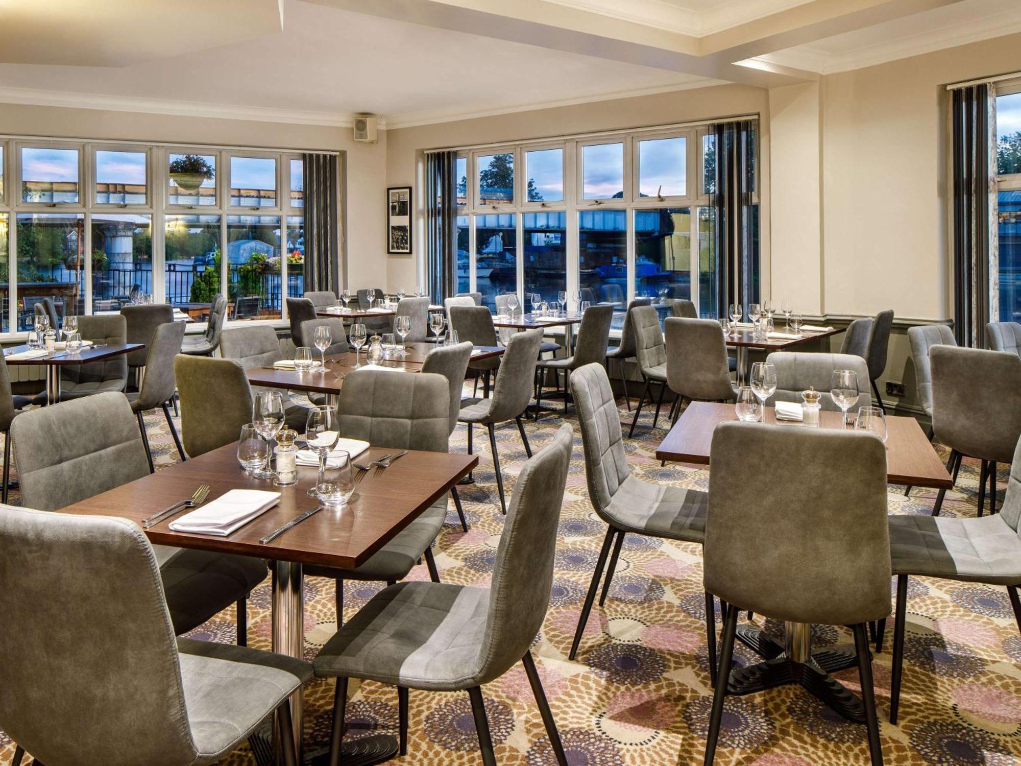 Sunday London Staines-Upon-Thames Heathrow T5 Hotel Buitenkant foto