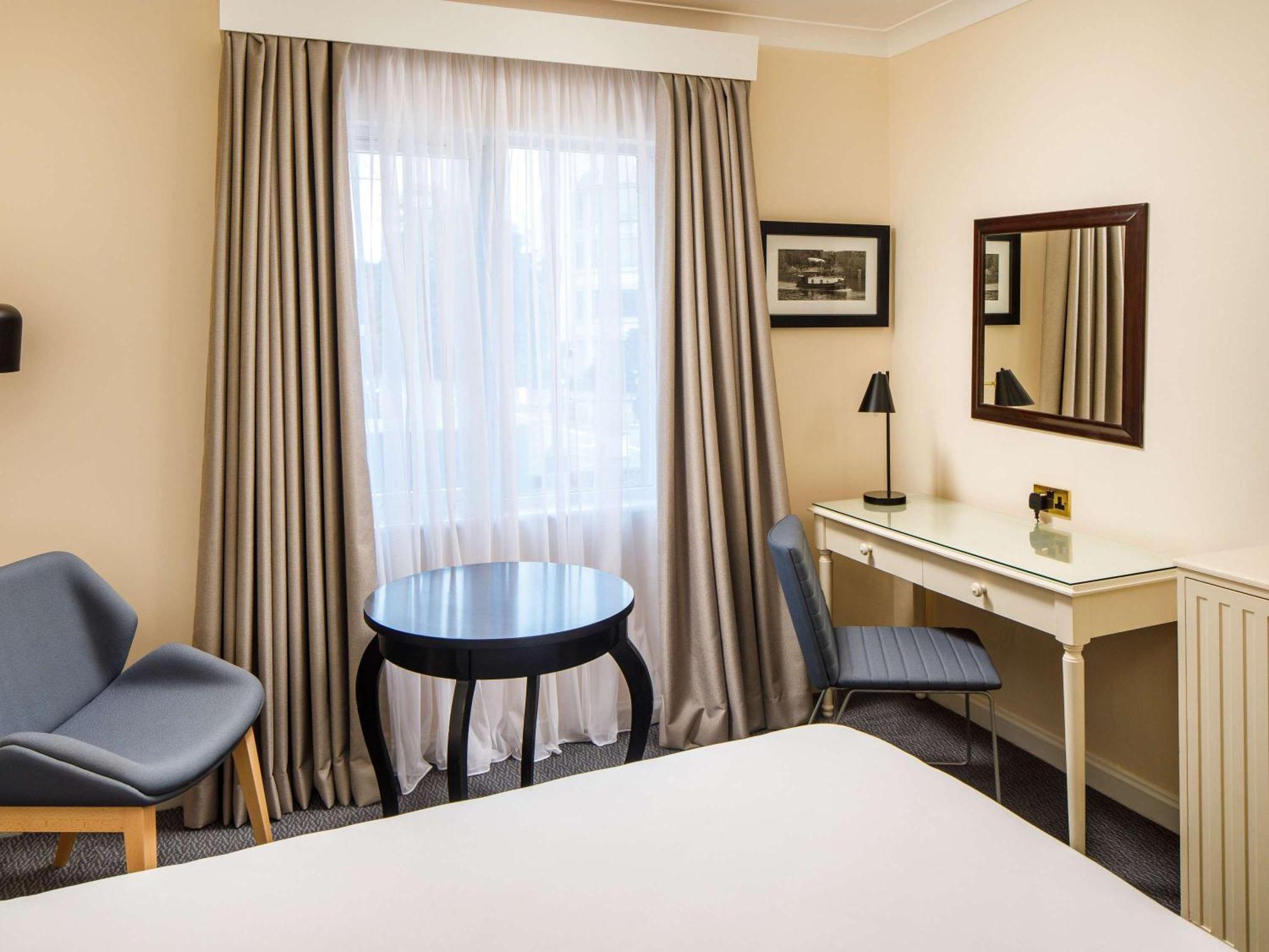 Sunday London Staines-Upon-Thames Heathrow T5 Hotel Buitenkant foto