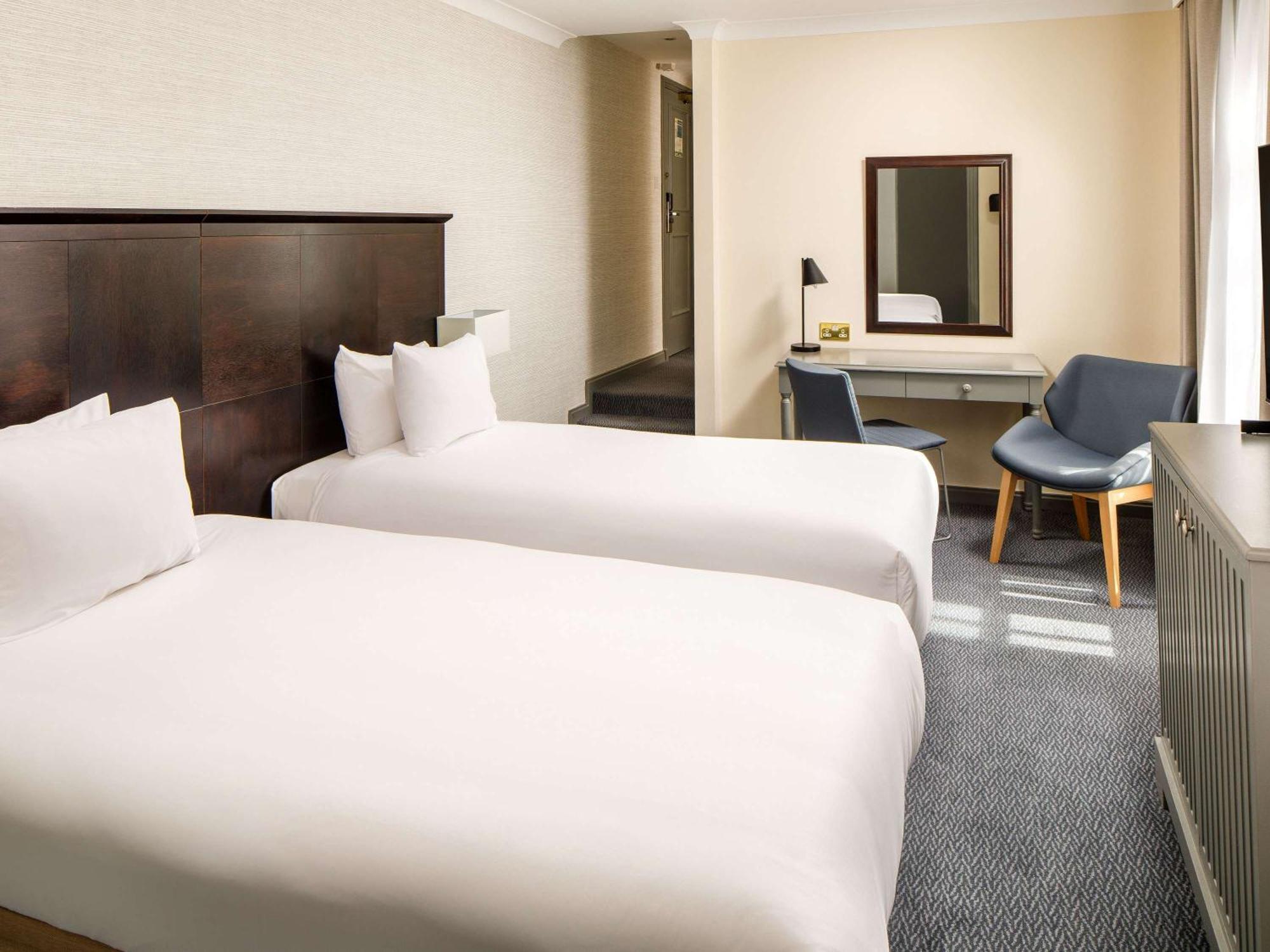 Sunday London Staines-Upon-Thames Heathrow T5 Hotel Buitenkant foto