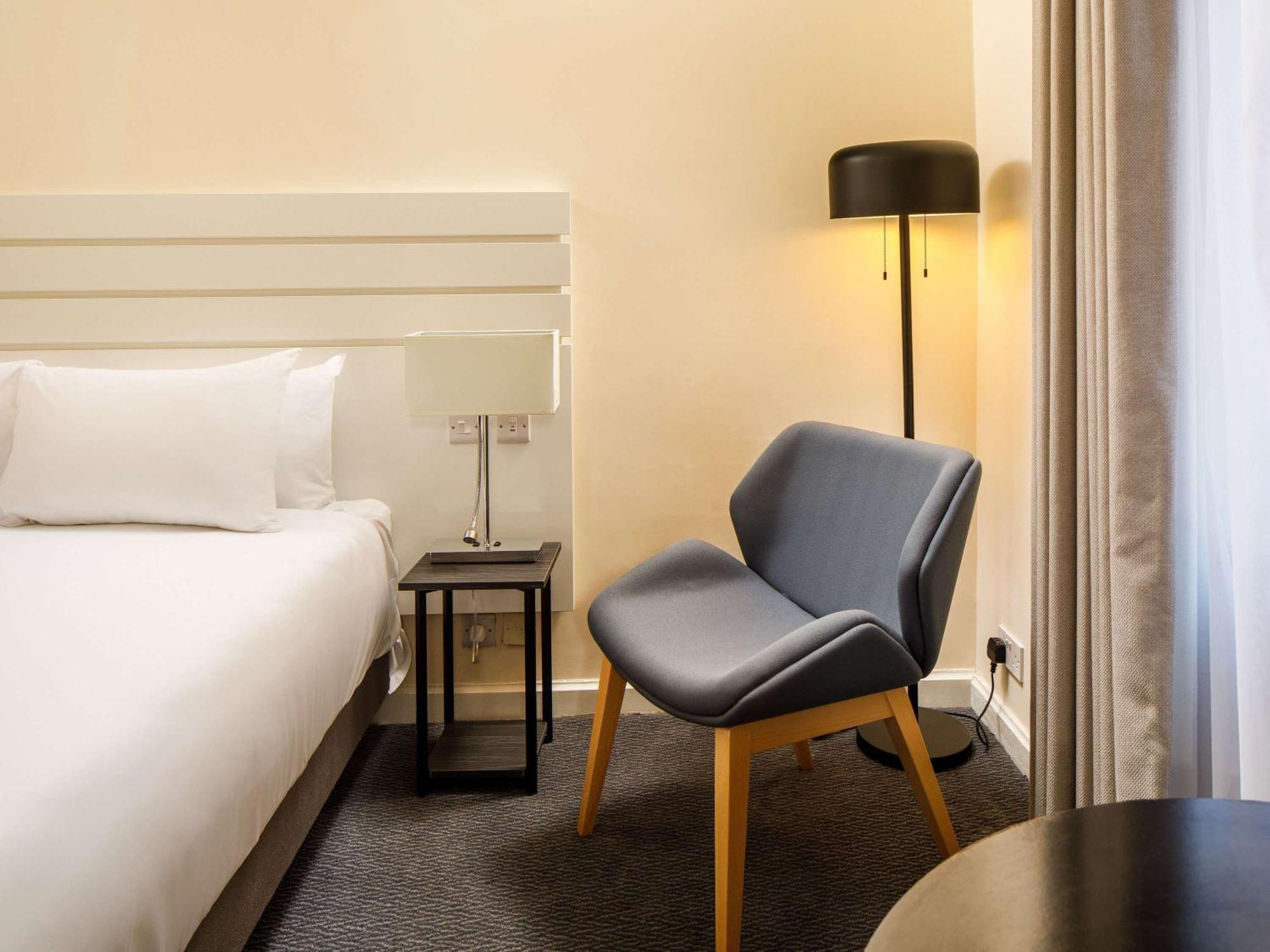 Sunday London Staines-Upon-Thames Heathrow T5 Hotel Buitenkant foto