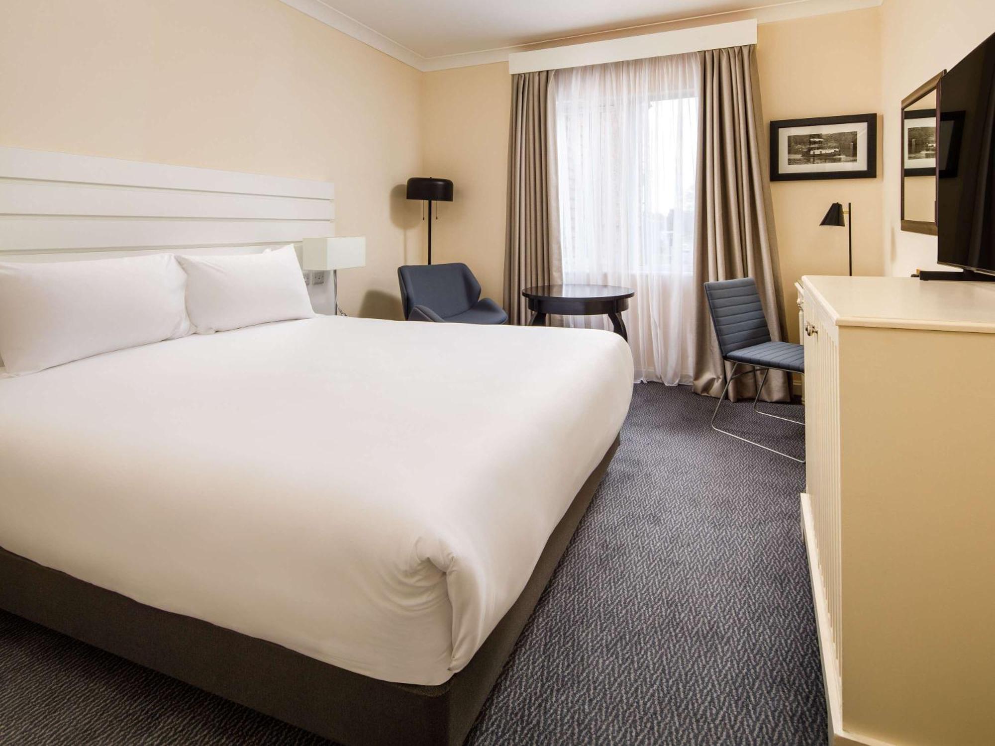 Sunday London Staines-Upon-Thames Heathrow T5 Hotel Buitenkant foto