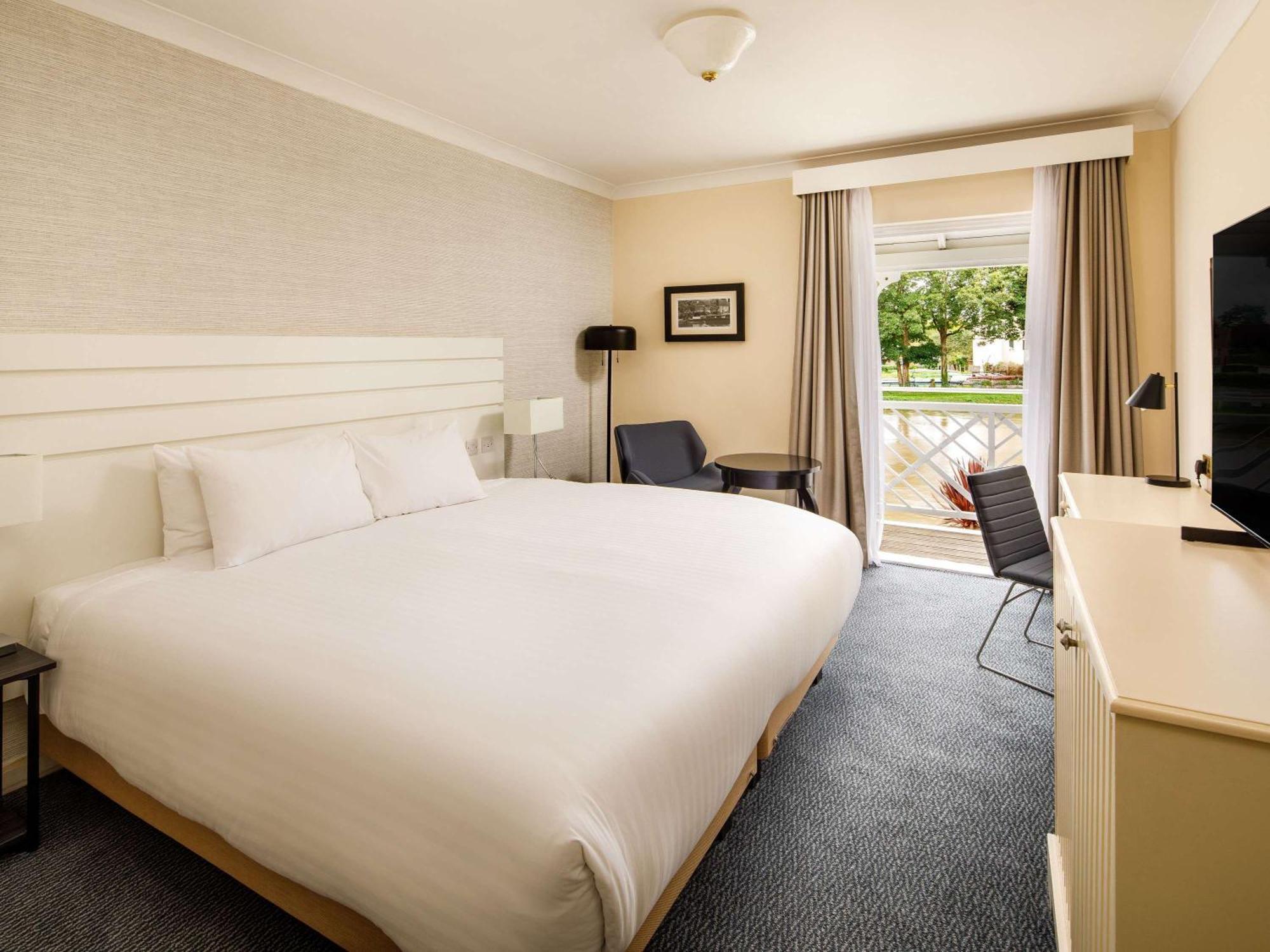 Sunday London Staines-Upon-Thames Heathrow T5 Hotel Buitenkant foto