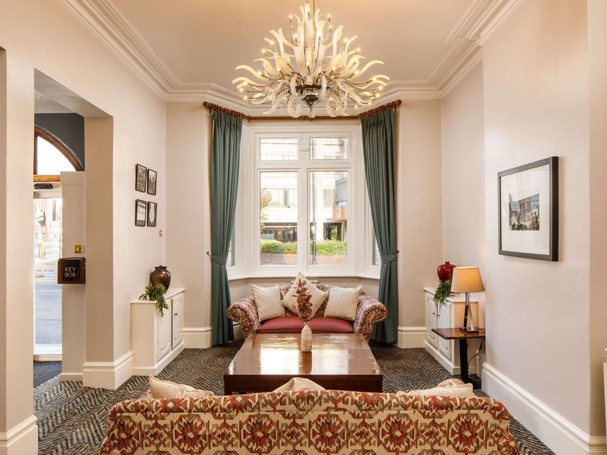 Sunday London Staines-Upon-Thames Heathrow T5 Hotel Buitenkant foto