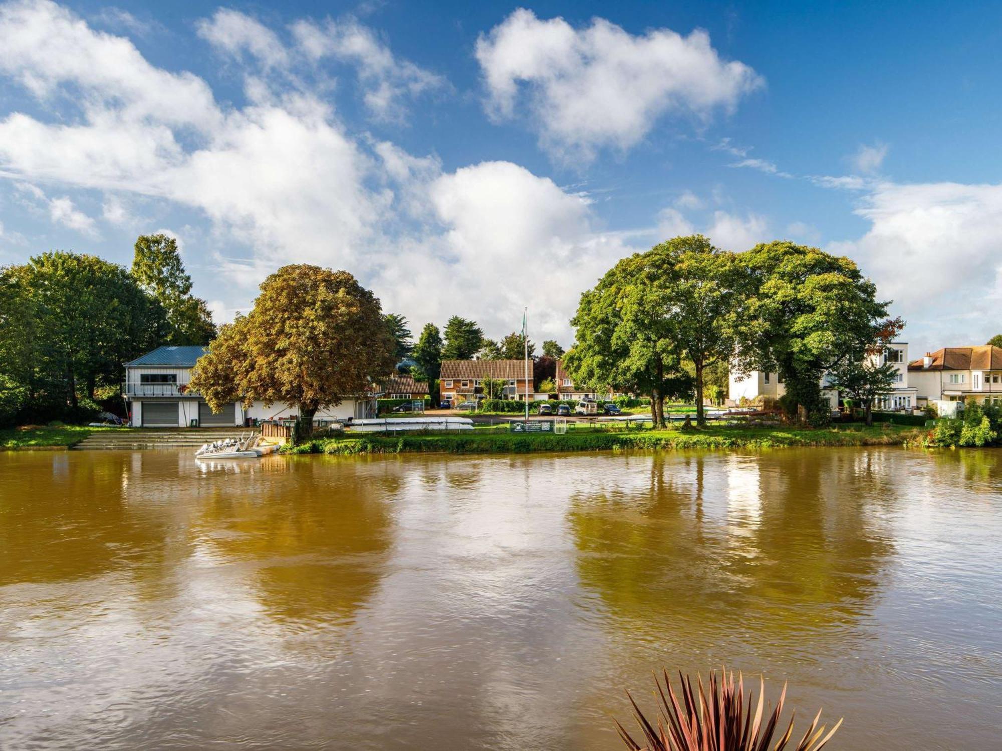 Sunday London Staines-Upon-Thames Heathrow T5 Hotel Buitenkant foto