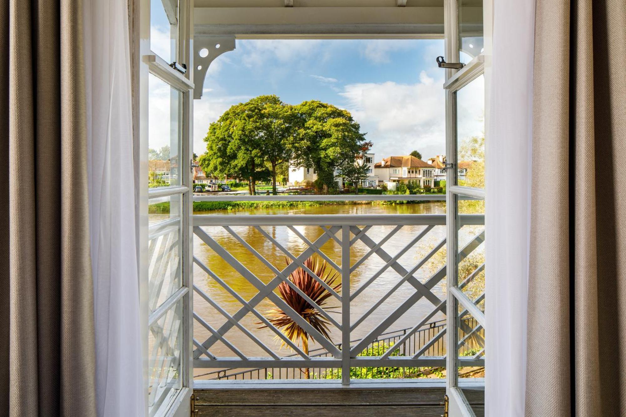 Sunday London Staines-Upon-Thames Heathrow T5 Hotel Buitenkant foto