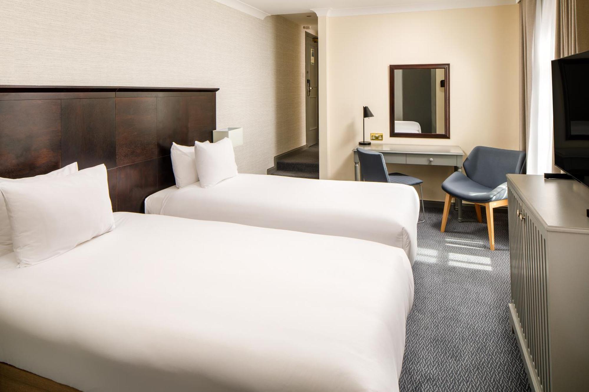 Sunday London Staines-Upon-Thames Heathrow T5 Hotel Buitenkant foto