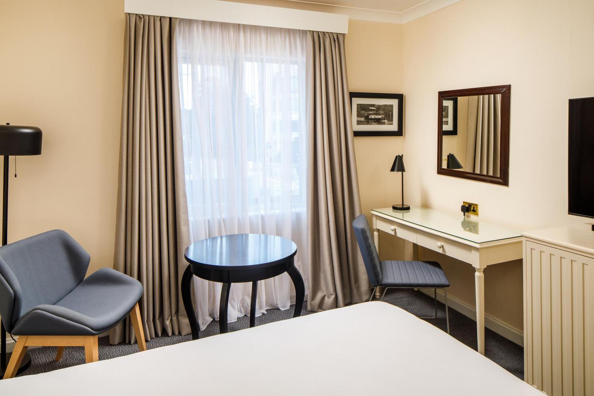 Sunday London Staines-Upon-Thames Heathrow T5 Hotel Buitenkant foto