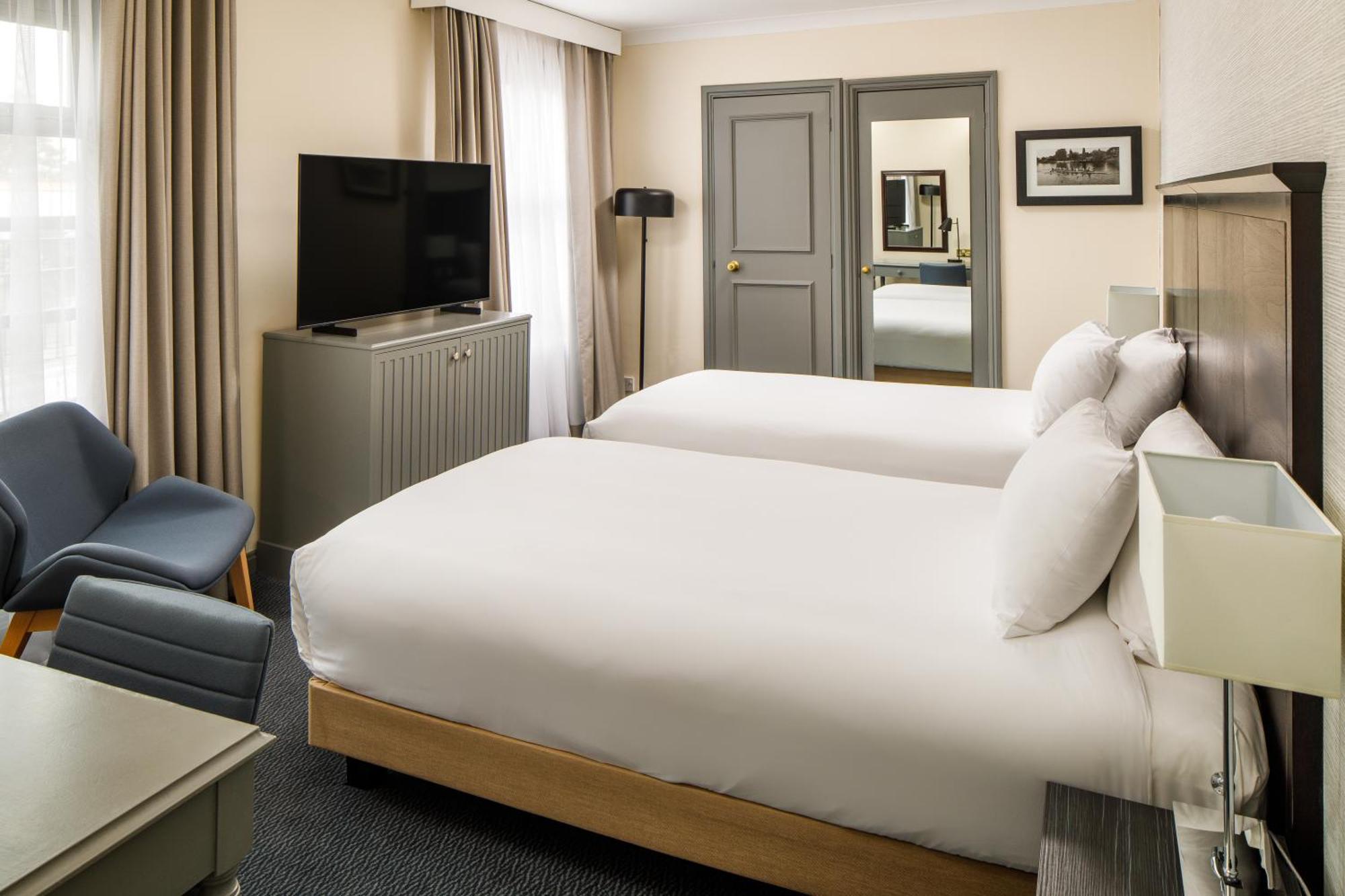 Sunday London Staines-Upon-Thames Heathrow T5 Hotel Buitenkant foto